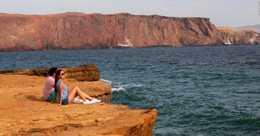 Couple at midday in Paracas, Peru