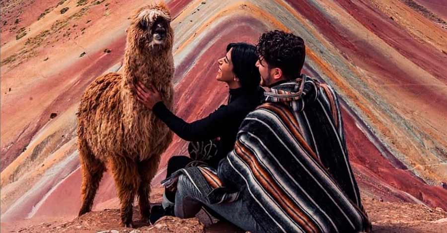 Peru honeymoon - Couple in Rainbow Mountain