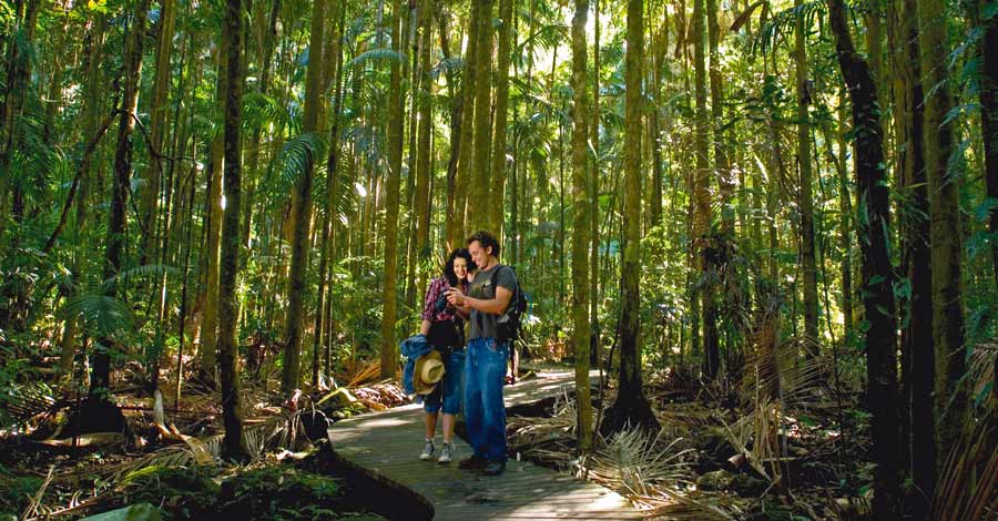 Couple in the Amazon - Honeymoon packages with Auri Peru