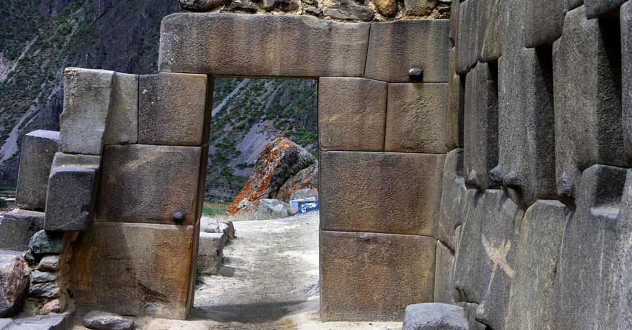 Ollantaytambo, the enclosure of the ten niches and the monumental gate