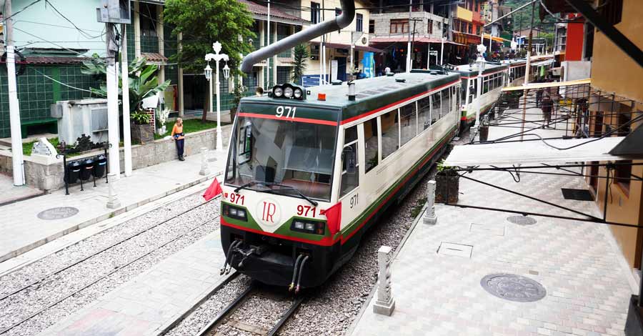 Inca Rail train to Machu Picchu - Auri 