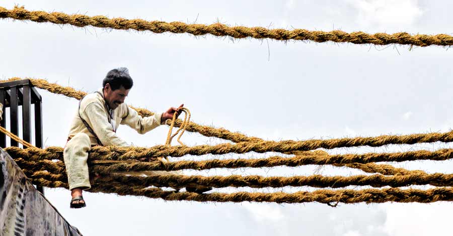 Installation of the basic structure of the Q'eswachaka bridge