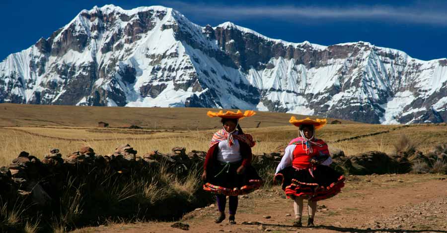 Lares trek in Cusco, Auri Peru Travel - local women in the Lares trek route