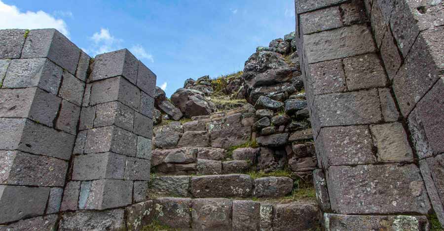 double jamp doorways in Waqrapukara