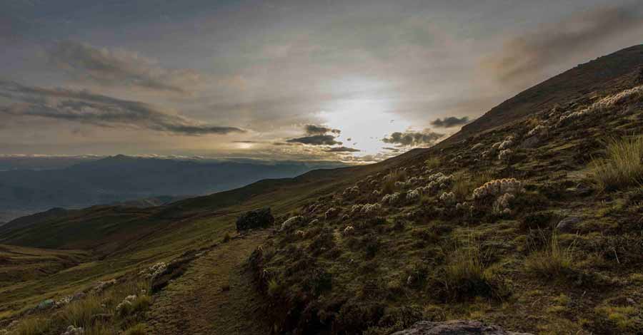 Sunset in the route to Waqrapukara