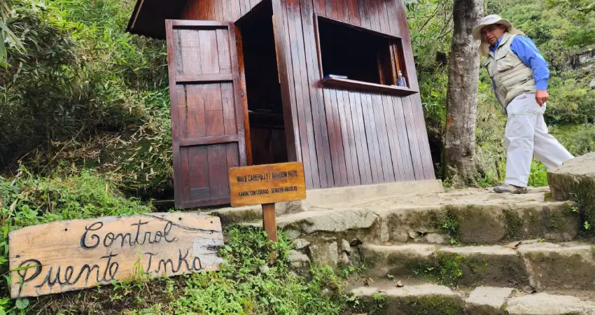 entrance to the inca bridge machu picchu