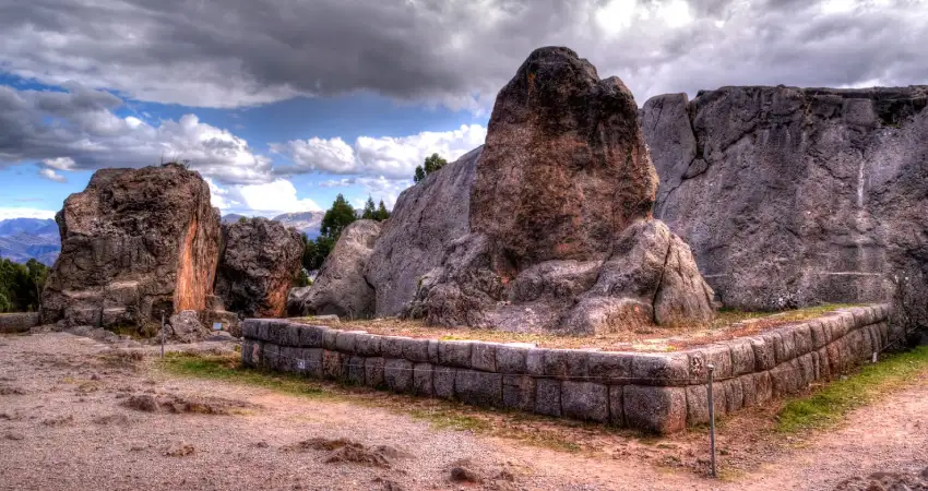 ancient ruins in peru qenqo