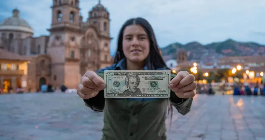 safety in cusco Giving money