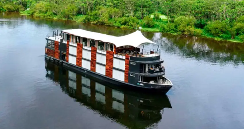 travel around peru boat transportation