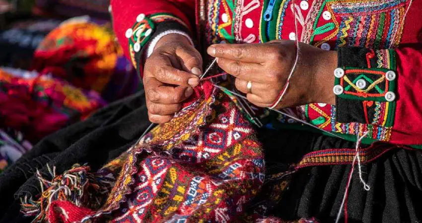 traditional weaving in peru chinchero