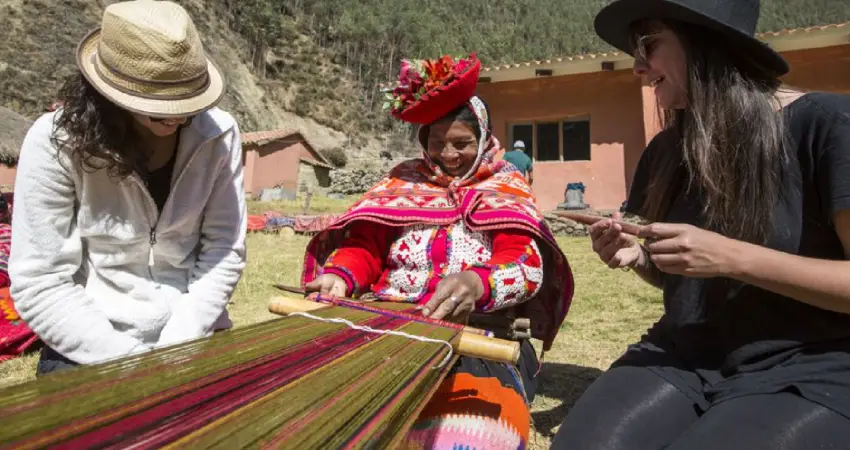 traditional weaving in peru ollantaytambo